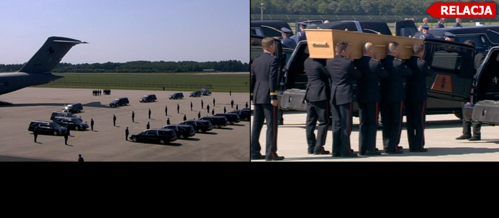 Rodziny ofiar na lotnisku. Żołnierze wynoszą trumny
